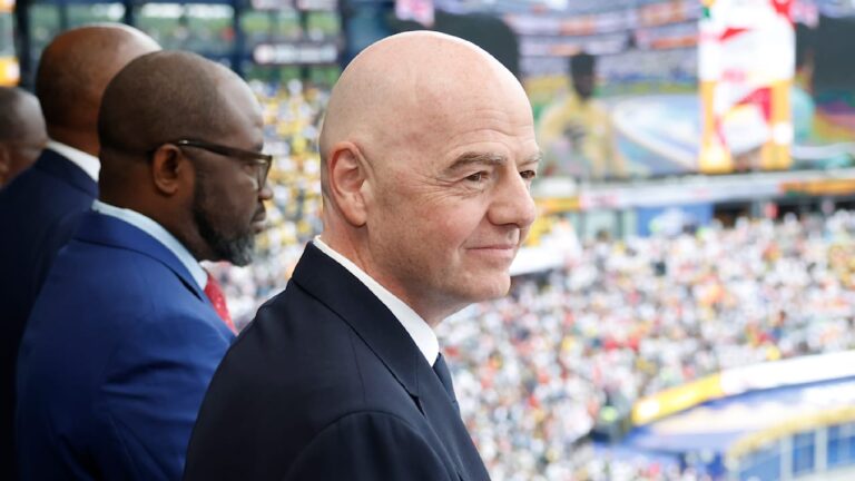 FIFA-Präsident Infantino reist mit Privatjet durch die WM – Klimaschützer üben scharfe Kritik