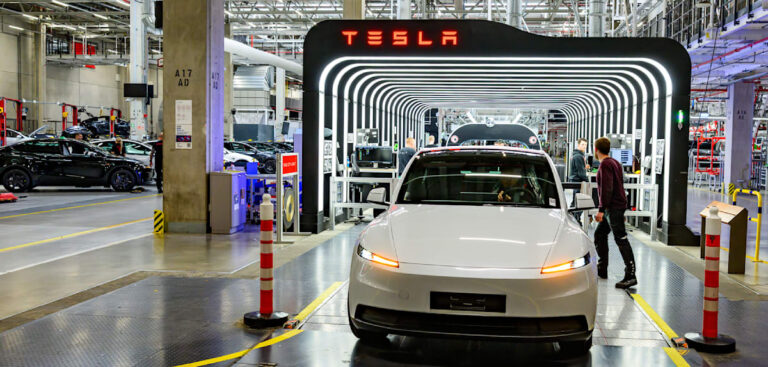 Tesla steigert Produktion in Grünheide auf 7.500 Fahrzeuge pro Woche und kündigt 3.500 neue Stellen an