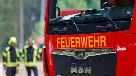 Waldbrand im Westerwald: Ausbreitung auf Wohngebiete vorerst gestoppt